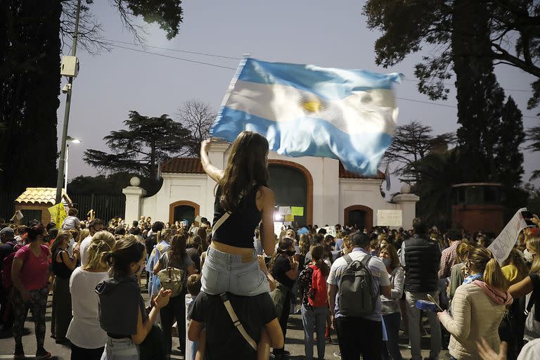 Protesta y bocinazos en la Quinta de Olivos por la suspensión de clases