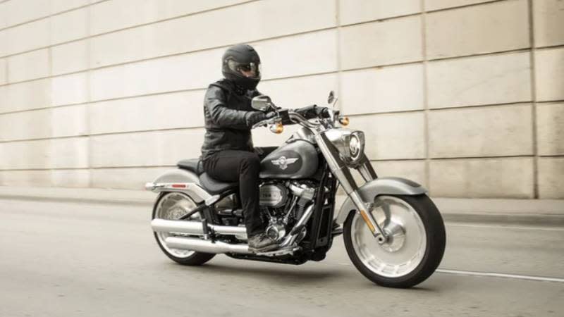 外觀擁有鍍鉻亮光前叉設計、方形LED前燈，並在Harley-Davidson Logo上給予細節變化，從雙翅Logo改為單翅如飛翼般的設計，凸顯車款的獨特氣息。(圖片來源/ 哈雷)