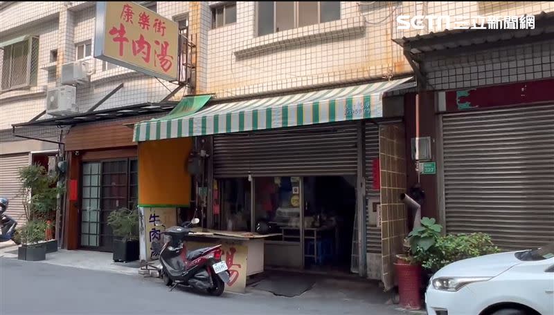 「康樂街牛肉湯」11日晚間無預警貼出歇業公告，今（12）日就沒營業。（圖／記者林昱孜攝影）