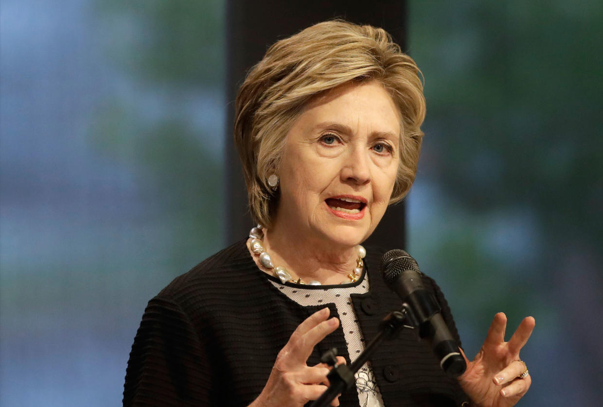 Hillary Clinton teilt zurzeit mächtig gegen ihren ehemaligen Kontrahenten aus. (Bild: AP Photo/Patrick Semansky)