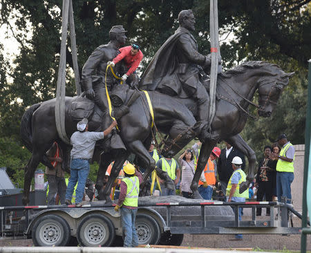 Workers remove the statue of Confederate general Robert E. Lee in Dallas, Texas, U.S., September 14, 2017. REUTERS/Rex Curry