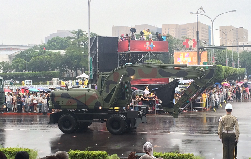 風雨中國慶慶典預演的救災英雄們。（作者提供）