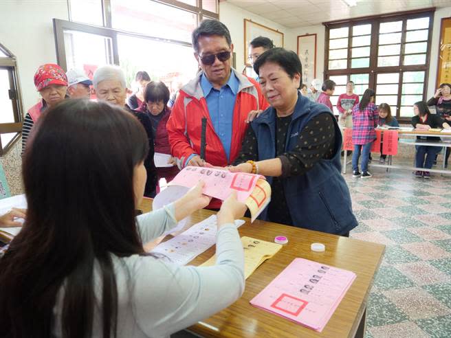 投票日進入投開票所時，若戴候選人的口罩會違反者處新台幣50萬元以上500萬元以下罰鍰，呼籲鄉親多注意。（新竹縣府提供／邱立雅竹縣傳真）