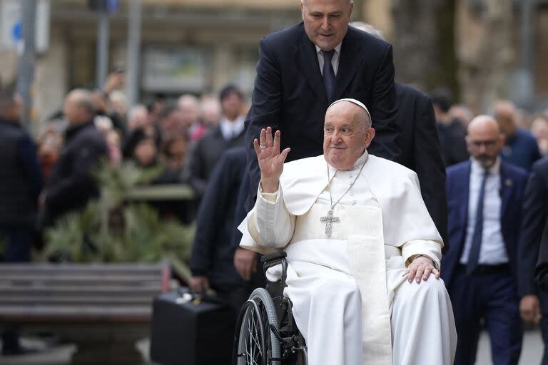 El papa Francisco se traslada en silla de ruedas