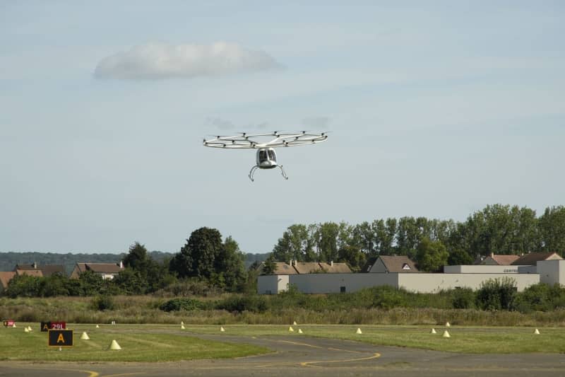 While electric air taxis emit fewer CO2 emissions than combustion-engine cars, they need more power than electric cars. Maximilian Specht/dpa