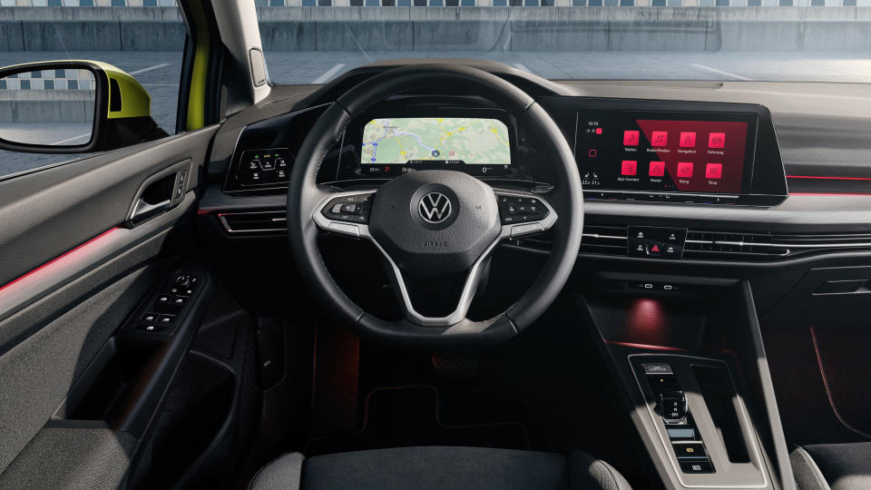 8 代 Golf 導入新世代的數位化駕駛導向座艙，捨棄以實體旋鈕為主的傳統內裝，大幅採用智慧觸控式面板。