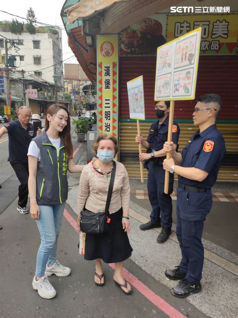 新廍里長紀詠心宣導用路人禮讓行人。（圖／翻攝畫面）