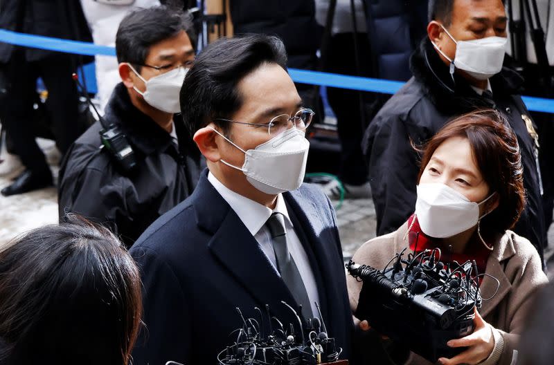 Samsung Group heir Jay Y. Lee arrives at a court in Seoul