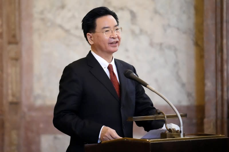 2021年10月27日，台灣外交部長吳釗燮在捷克國會參議院發表演說（AP）
