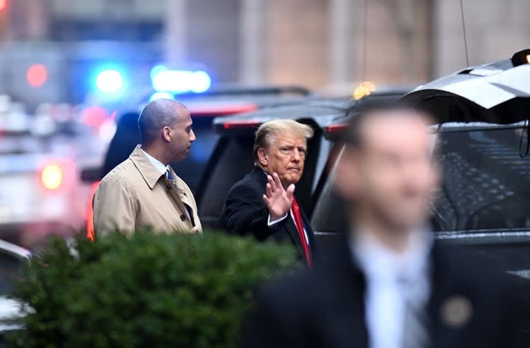 El expresidente estadounidense Donald Trump (centro) abandona la Torre Trump en la Quinta Avenida de camino al Tribunal Federal para el juicio por difamación en curso iniciado por E. Jean Carroll 