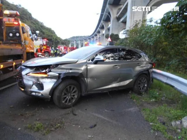 原先只是變換車道導致車禍碰撞，沒想到卻又發生2次追撞，釀出憾事。（圖／警方提供）