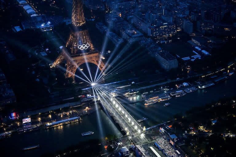 La Torre Eiffel y los anillos olímpicos se iluminan