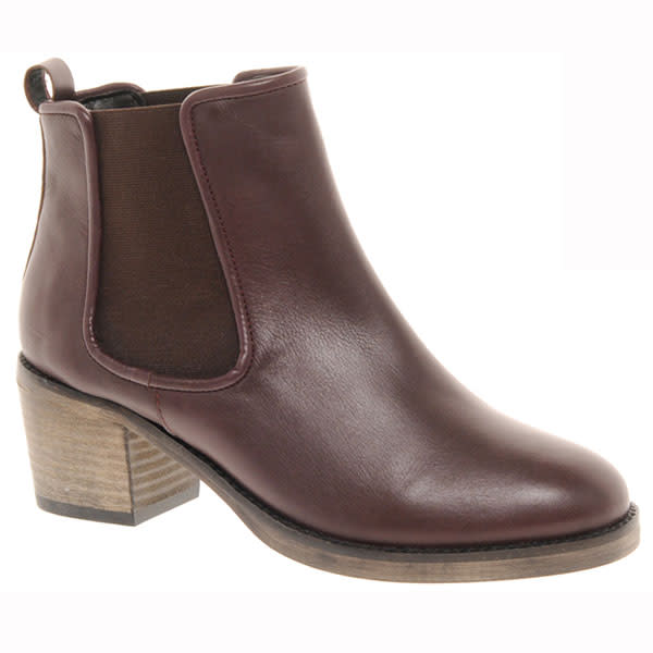 <b>ASOS – 15% off</b><br><br>Get 15 per cent off ASOS with the code VCUK15. Ends 09/12/12.<br><a href="http://www.asos.com/ASOS/ASOS-ALBUM-Leather-Chelsea-Ankle-Boots/Prod/pgeproduct.aspx?iid=2516534&cid=4172&sh=0&pge=0&pgesize=20&sort=-1&clr=Oxblood" rel="nofollow noopener" target="_blank" data-ylk="slk:Leather ankle boots – WAS £60 NOW £51 - ASOS;elm:context_link;itc:0;sec:content-canvas" class="link "><br>Leather ankle boots – WAS £60 NOW £51 - ASOS</a>