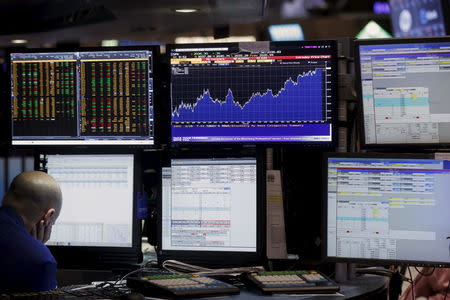 Traders work on the floor of the New York Stock Exchange (NYSE) March 28, 2016. REUTERS/Brendan McDermid - RTSCIS0