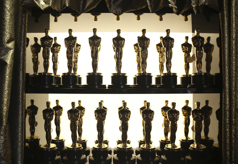 ARCHIVO - Estatuillas del Oscar entre bambalinas durante la gala de premios en el Teatro Dolby en Los Ángeles el 28 de febrero de 2016. Los Oscar, en su 94a edición, se entregarán el domingo 27 de marzo de 2022 en el mismo teatro. La ceremonia se transmitirá en vivo por la cadena ABC a partir de las 8 p.m. de Nueva York (0000 GMT). (Foto por Matt Sayles/Invision/AP, archivo)