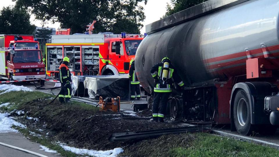 17. Juli 2017: Im bayerischen Schrobenhausen löschen Feuerwehrmänner den brennndenden Tanklastwagen. Foto: Manfred Erhard/Feuerwehr Stadt Schrobenhausen