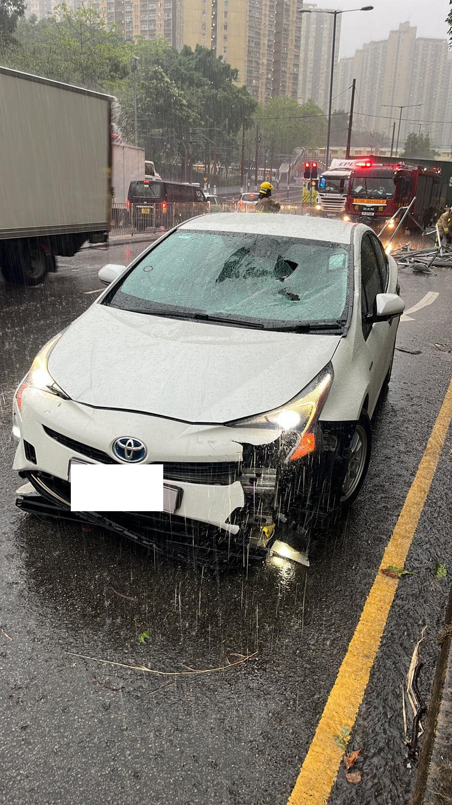 巨板鐵枝飛墮砸中私家車　擋風玻璃全碎（香港突發事故報料區 Facebook 群組 Bosco Chu 圖片）