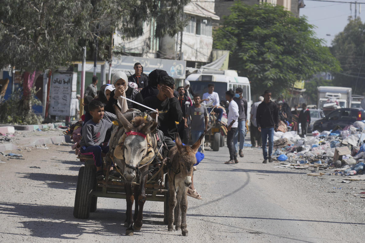 Os palestinos estão migrando para o sul, em direção a Gaza, enquanto Israel apela à evacuação em massa e realiza pequenas incursões terrestres