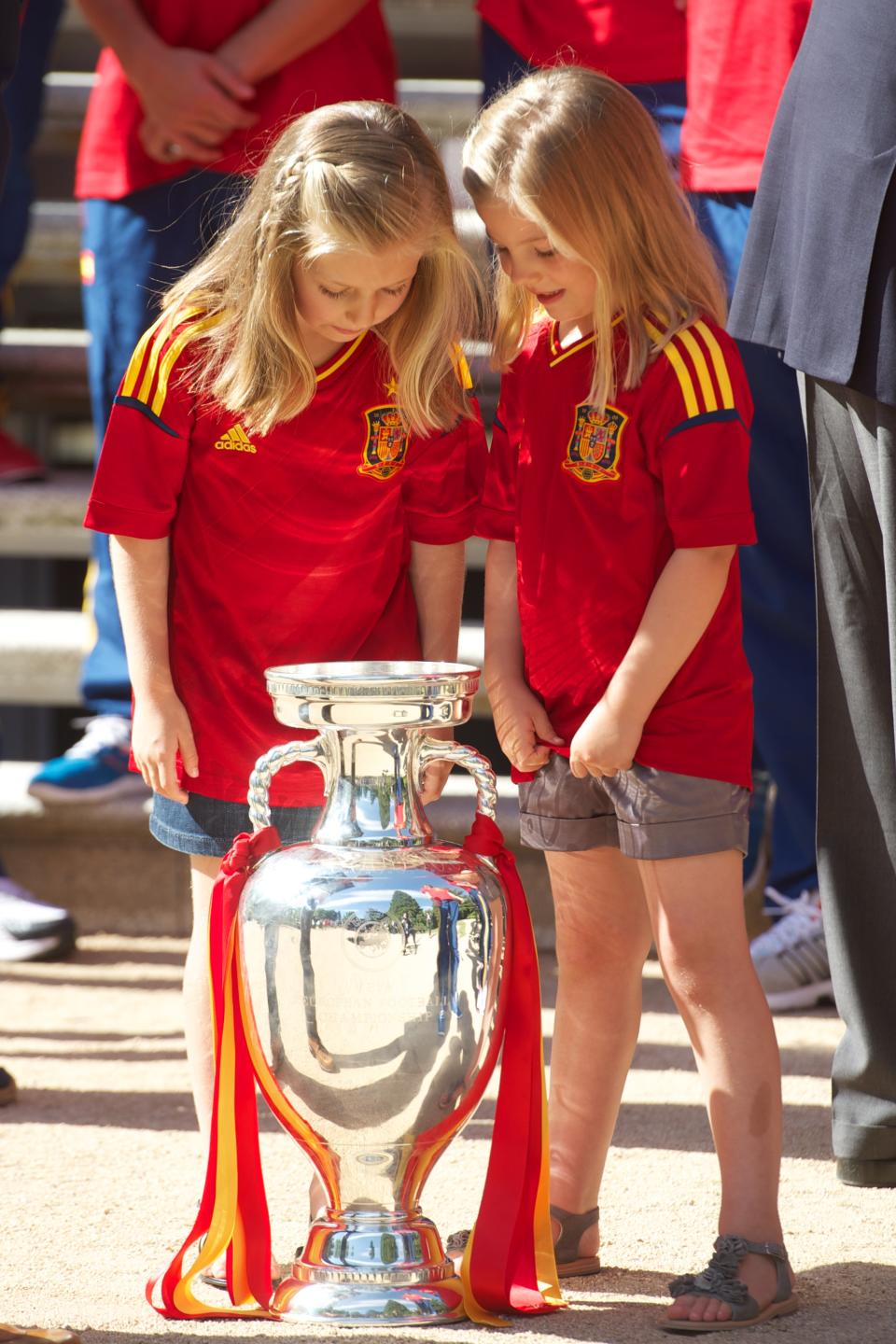 <p>Las niñas no pudieron contener su curiosidad al ver el trofeo que la Selección Española de fútbol había ganado en la Eurocopa 2012. (Foto: Pool / Getty Images)</p> 