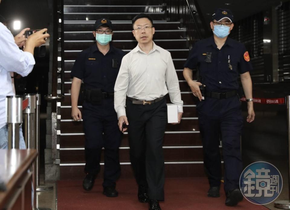 涉詐的律師王晨桓獲800萬元交保加戴電子腳環換免羈押，今日凌晨12時許，王晨桓辦妥手續後步出法院。