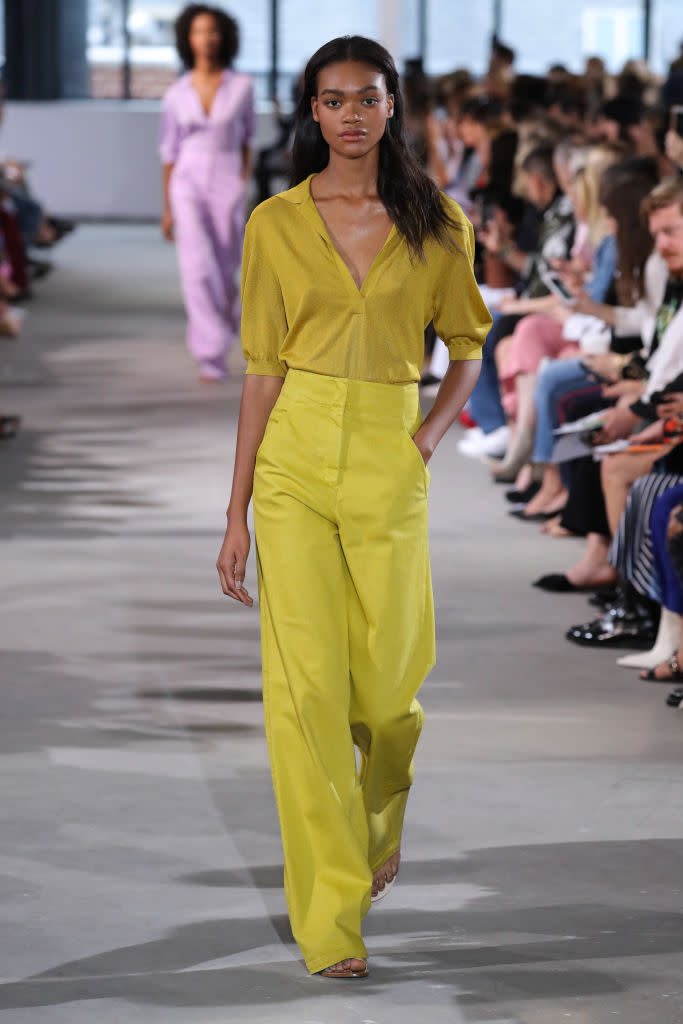 <p>Die Models von Tibi setzten stattdessen auf Senftöne – ein neuer Zugang zu Colour-Blocking. <em>[Bild: Getty]</em> </p>