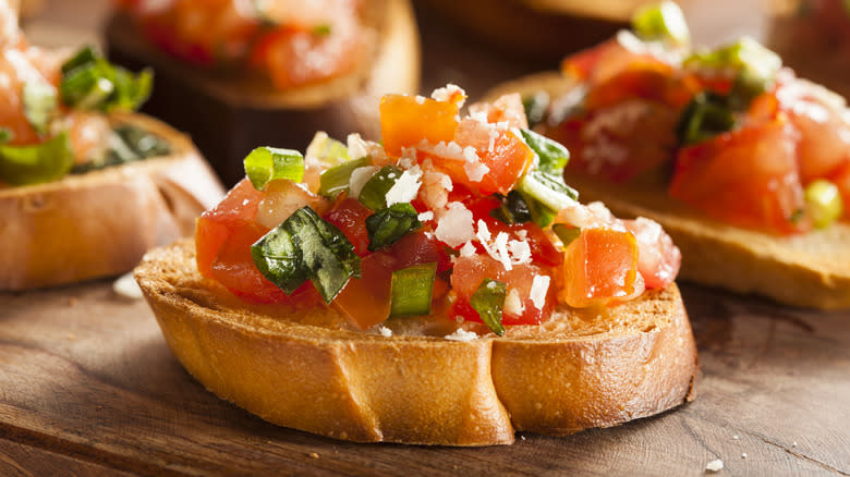 Bruschetta crostini