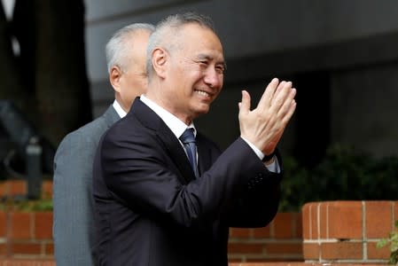 El viceprimer ministro chino, Liu He, saluda a su llegada a las negociaciones con EEUU en Washington.