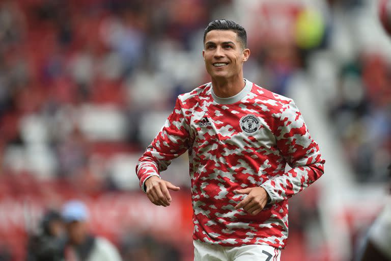 El delantero portugués del Manchester United, Cristiano Ronaldo, se calienta antes del partido de fútbol de la Premier League