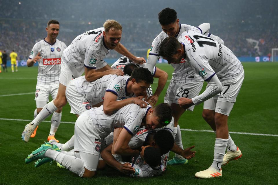 Les joueurs toulousains célébrant leur premier but inscrit contre Nantes en finale de la Coupe de France, au Stade de France, le 29 avril 2023.