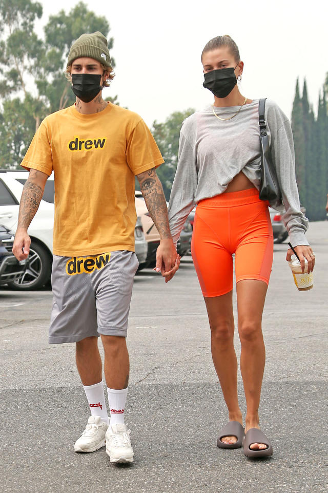 Hailey Baldwin Wears Black Trainers and Black Face Mask on Juice