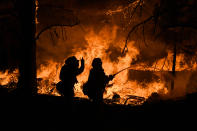 <p>Firefighters battle the Ponderosa fire east of Oroville, Calif., Aug. 29, 2017. (Photo: Noah Berger/Reuters) </p>