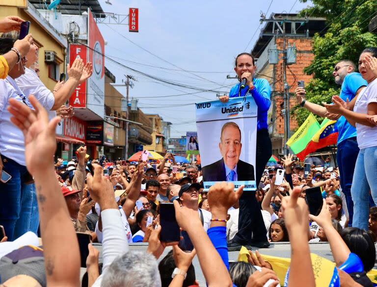 María Corina Machado, con un cartel del candidato opositor Edmundo Gonázlez Urrutia, en un acto en Turén, en el estado de Portuguesa, Venezuela