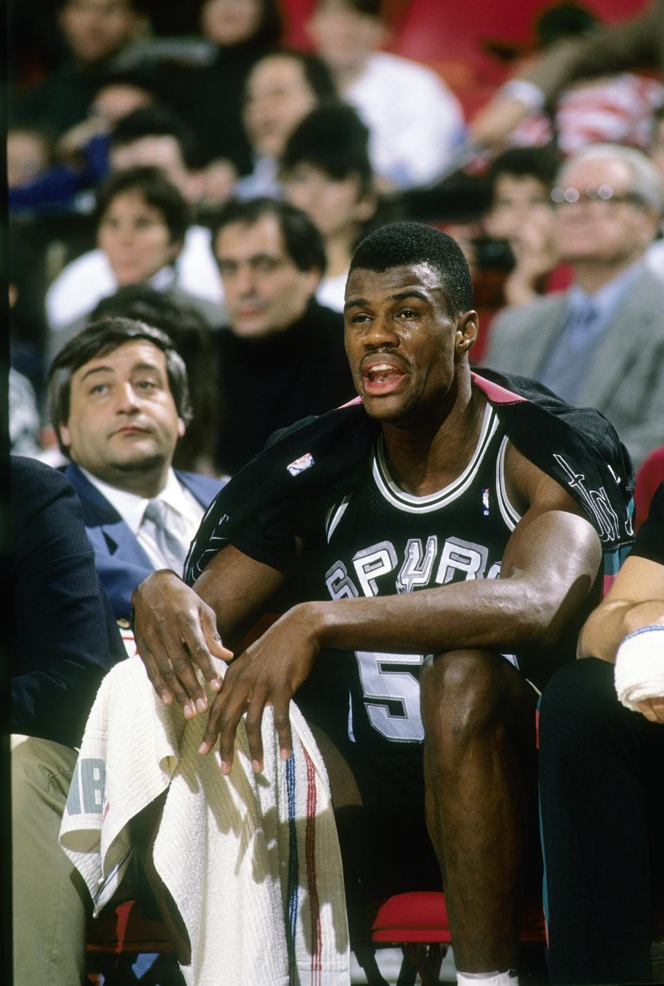 NBA傳奇球星「海軍上將」David Robinson曾在1994年2月17日，聖安東尼奧馬刺與底特律活塞之戰繳出34分、10籃板、10助攻以及10火鍋，驚人的大四喜紀錄。（Photo by Focus on Sport/Getty Images）