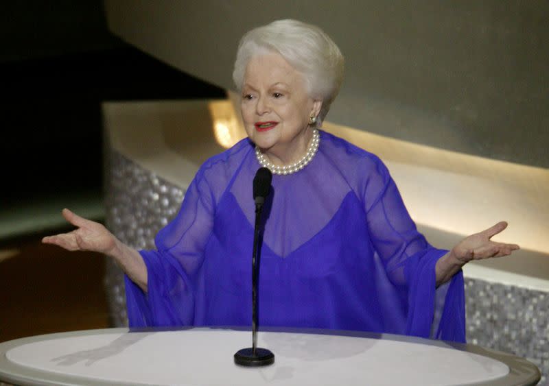 Foto de archivo de Olivia de Havilland en la ceremonia de los Oscar en 2003