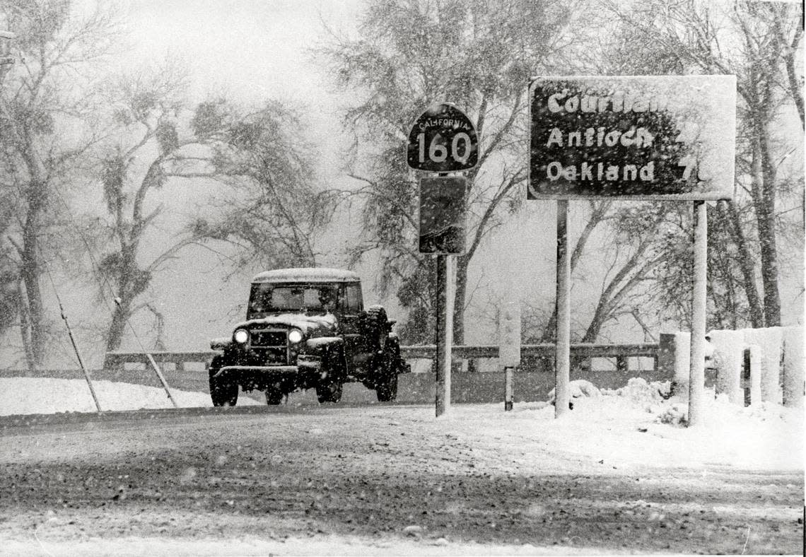 Snow falls along Highway 160 in Hood on Feb. 5, 1976. Skip Shuman/Sacramento Bee file