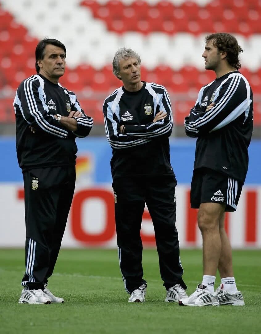 Tocalli, Pekerman y Néstor Lorenzo, en la concentración de Herzogenaurach durante el Mundial Alemania 2006; fue la primera Copa de Messi y la única de Scaloni