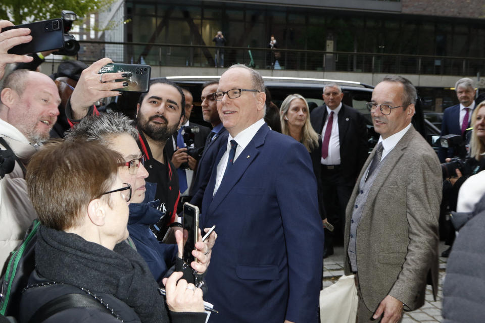 Bain de foule pour Albert II de Monaco à Hambourg