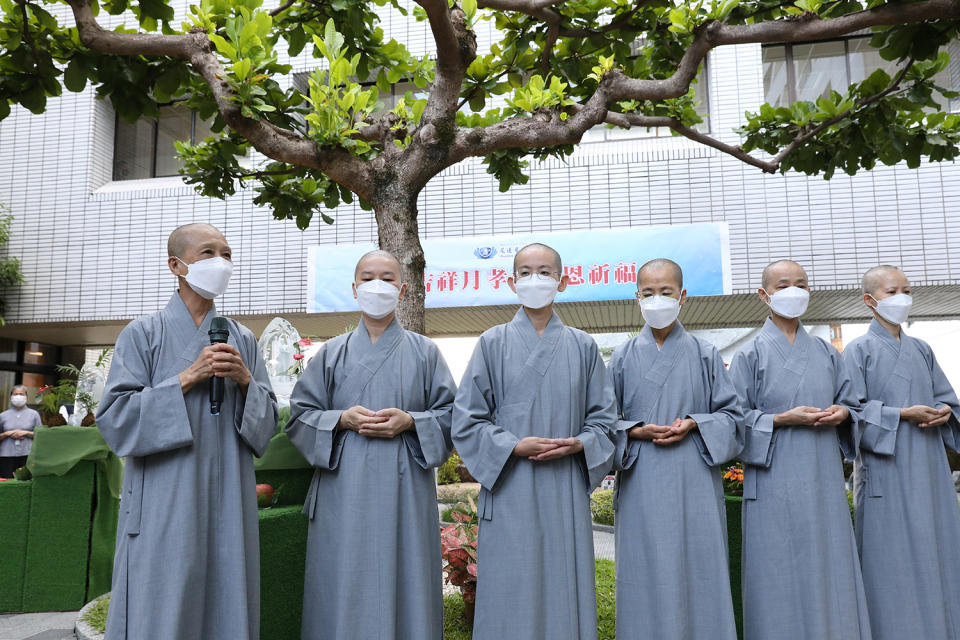 德勱師父(左一)等六位精舍師父逐一開示祝福，祈願人人齋戒茹素行善，祝福家家平安吉祥。(陳安俞攝)