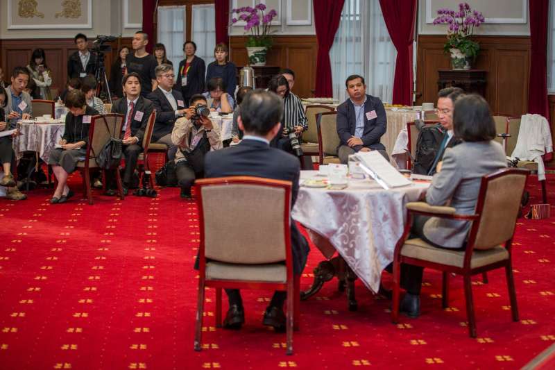 20190105-總統蔡英文5日在外交部長吳釗燮等人陪同下，與國際媒體進行茶敘。（截取自蔡英文臉書專頁）