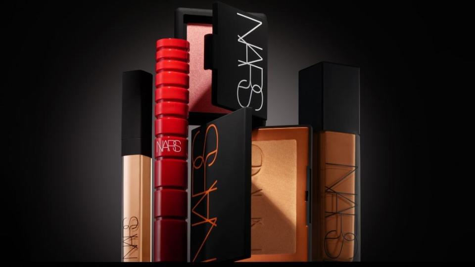 日本資生堂的「NARS」系列化妝品，有各種粉餅、口紅、蜜粉等。（圖／翻攝自資生堂官網）