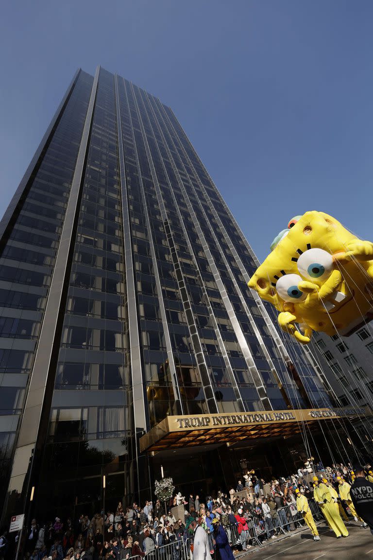 El globo de Bob Esponja aparece junto a un edificio, en Nueva York