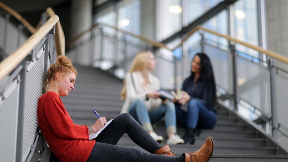 Ein duales Studium bedeutet Doppelbelastung: Und an der Hochschule gibt es meist einen straffen Zeitplan.