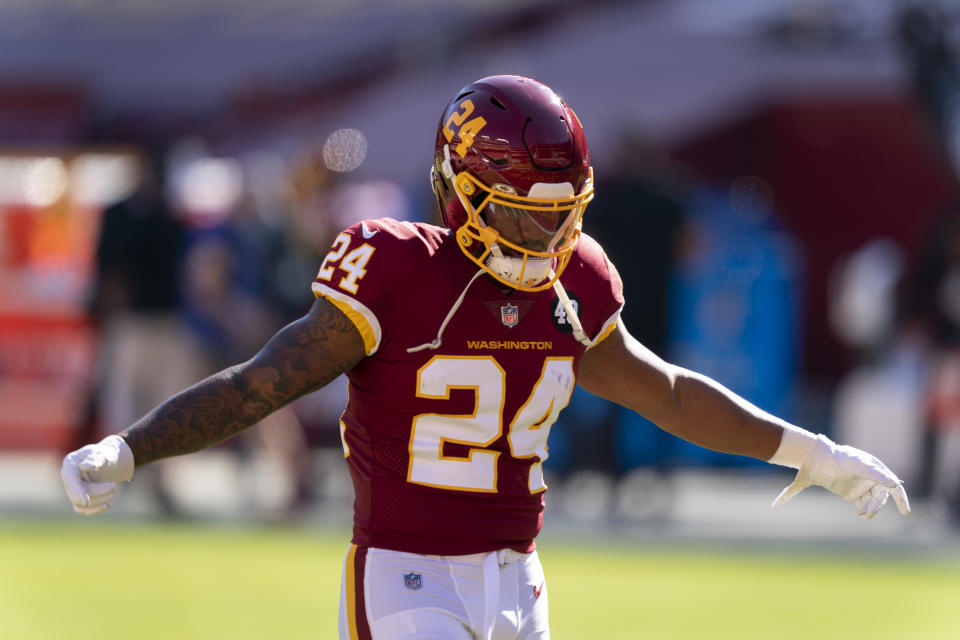 Nobody on the Washington Football Team or New York Giants wanted to recover Antonio Gibson's fumble. (AP Photo/Al Drago)