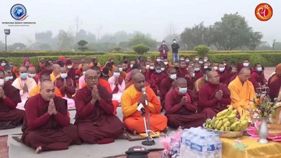 《圖說》佛教徒在尼泊爾藍毗尼摩耶夫人寺區，共同唱誦經文慶祝衛塞節。（國際佛教聯邦提供）