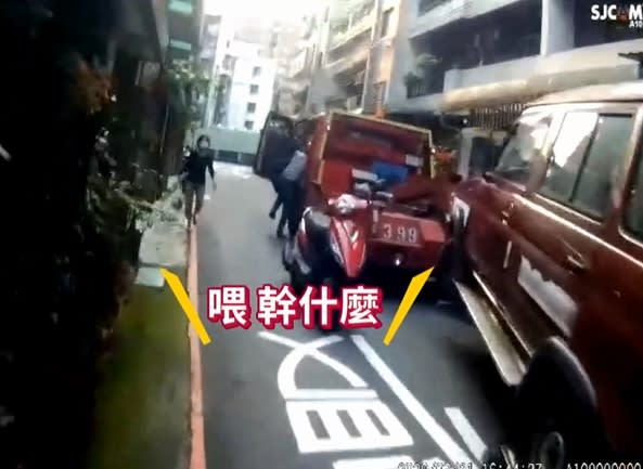 車主突然衝上拖吊車。（圖／東森新聞）