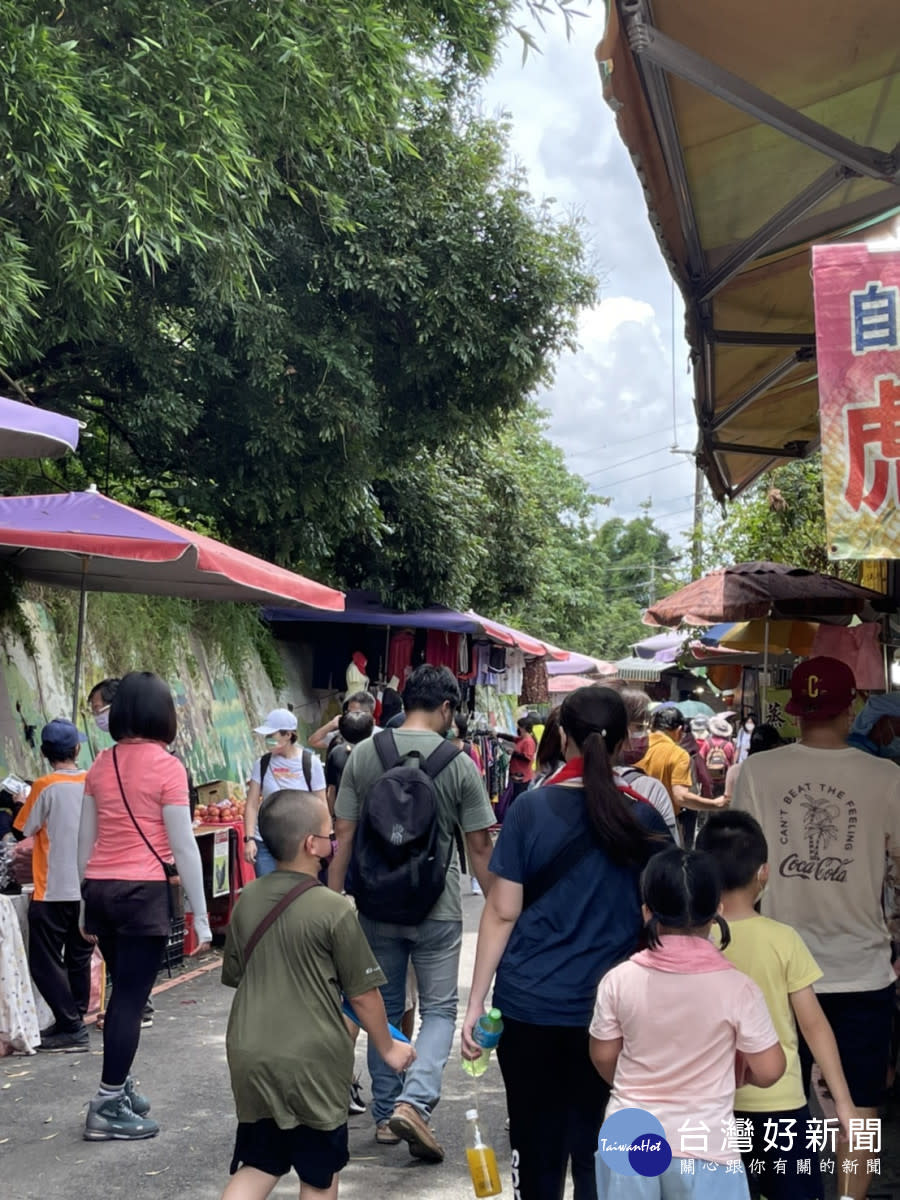 登山步道遊客如織