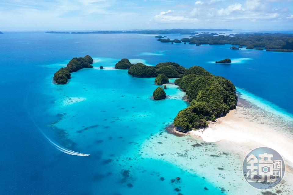 帛琉的洛克群島（Rock Islands）由超過250座石灰岩島嶼組成，是許多潛水客和水下攝影愛好者的天堂。 