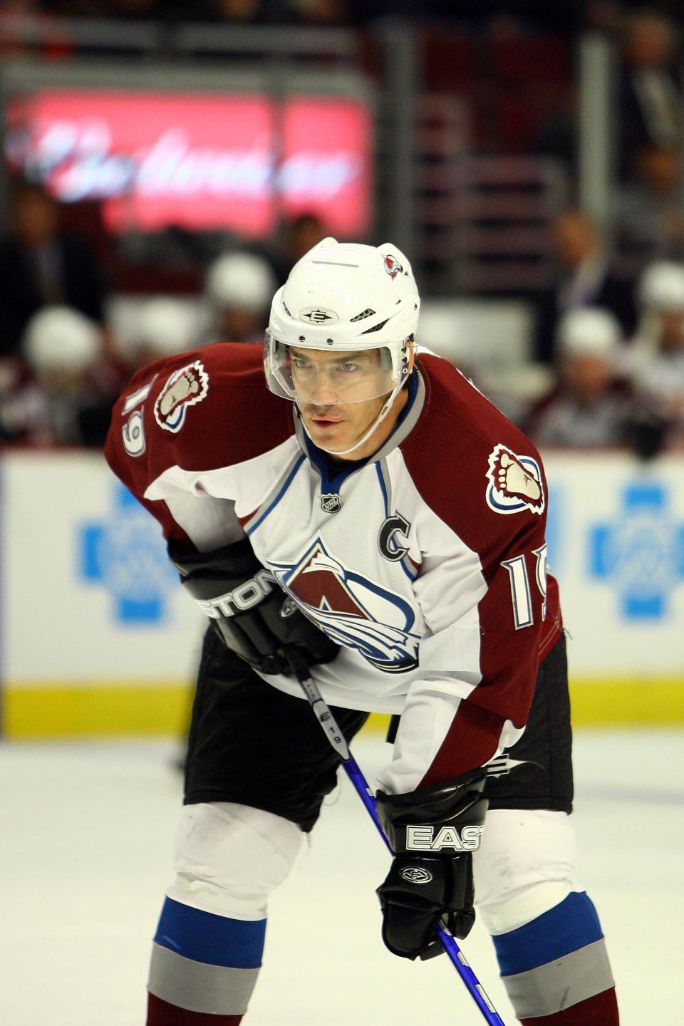 CHICAGO - NOVEMBER 03: Joe Sakic #19 of the Colorado Avalanche skates against the Chicago Blackhawks at the United Center on November 3, 2008 in Chicago, Illinois. (Photo by Jeff Gross/Getty Images)