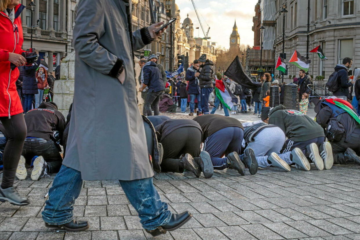 Prière à Trafalgar Square (Londres) le 9 décembre 2023, lors d'une manifestation propalestinienne.   - Credit:www.alamy.com / Alamy Stock Photo / Abaca