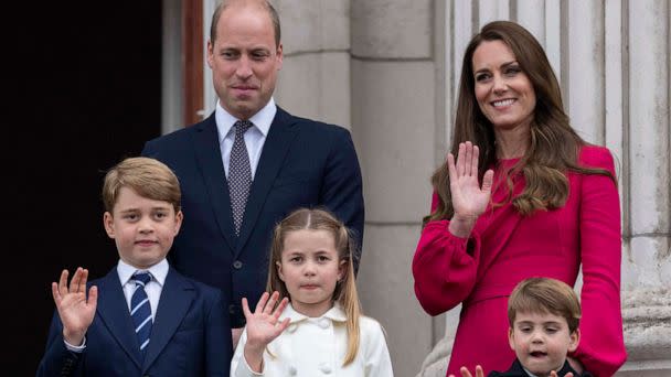 PHOTO: Prince William and Catherine, Duchess of Cambridge with Prince George of Cambridge, Prince Louis of Cambridge and Princess Charlotte of Cambridge stand on the balcony at Buckingham Palace at the end of the Platinum Pageant, June 5, 2022, in London. (Mark Cuthbert/UK Press via Getty Images)